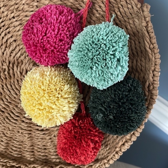 Brand New Olivia Miller Round Straw Multi Color Pom Pom Handbag Crossbody Purse - Picture 6 of 12